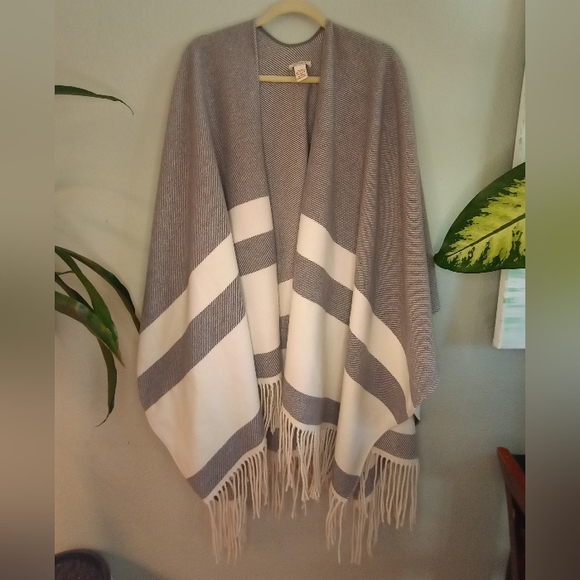 Sundance Western Gray White Striped Bohemian Luxe Classic Fringe Shawl Poncho L - Picture 3 of 6